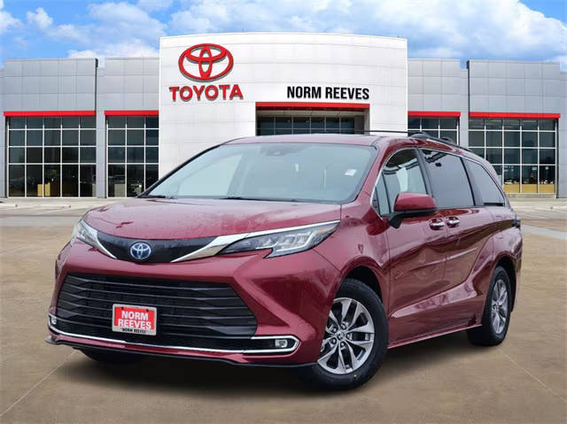 2022 Toyota Sienna XLE FWD photo