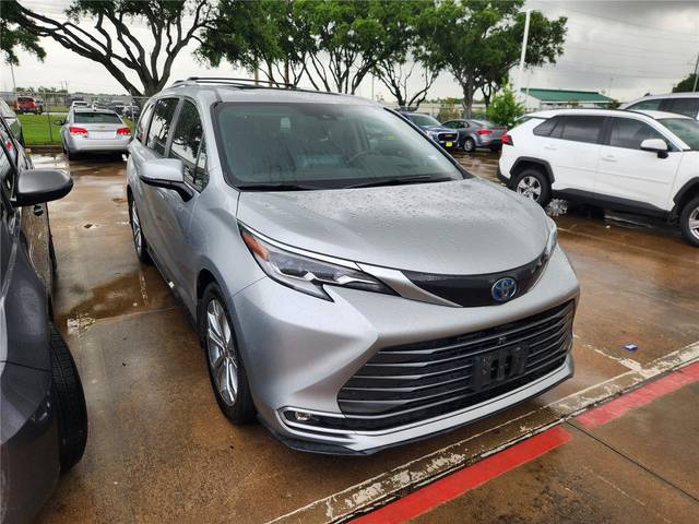 2022 Toyota Sienna Platinum FWD photo