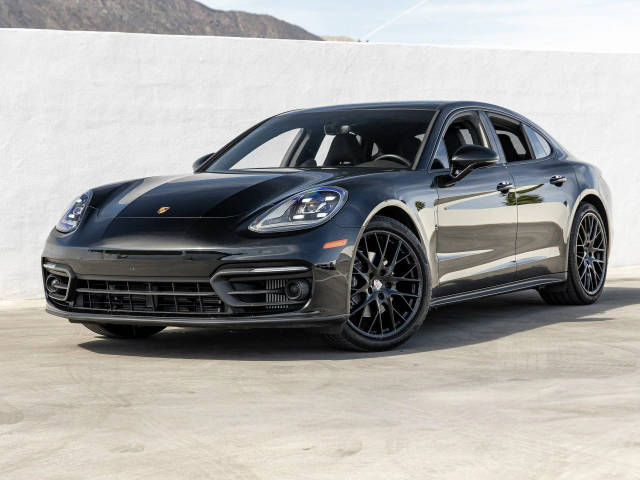 2023 Porsche Panamera  RWD photo