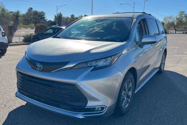 2023 Toyota Sienna XLE FWD photo