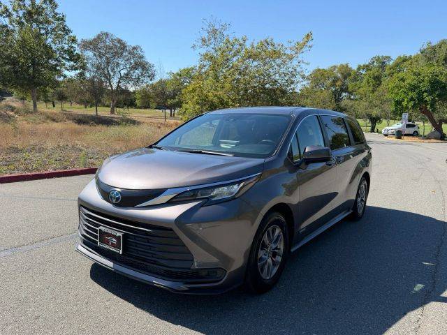 2021 Toyota Sienna LE FWD photo