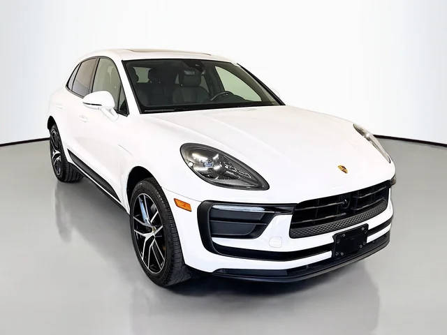 2023 Porsche Macan  AWD photo