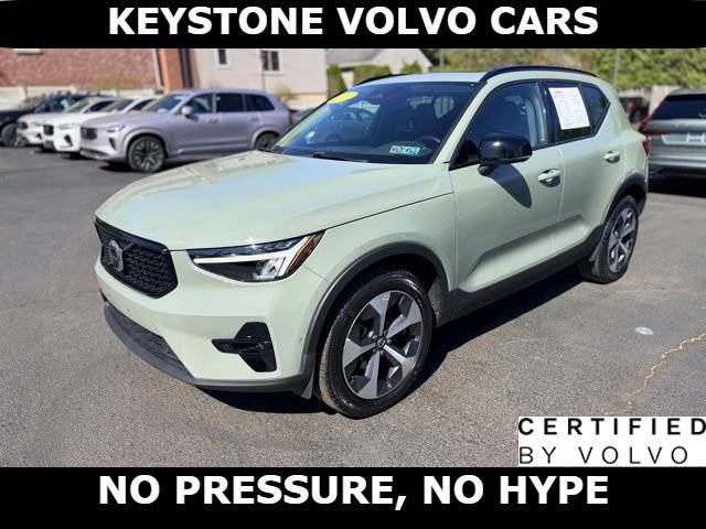 2023 Volvo XC40 Plus Dark Theme AWD photo