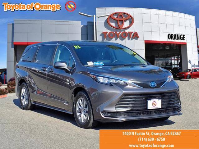 2021 Toyota Sienna LE FWD photo