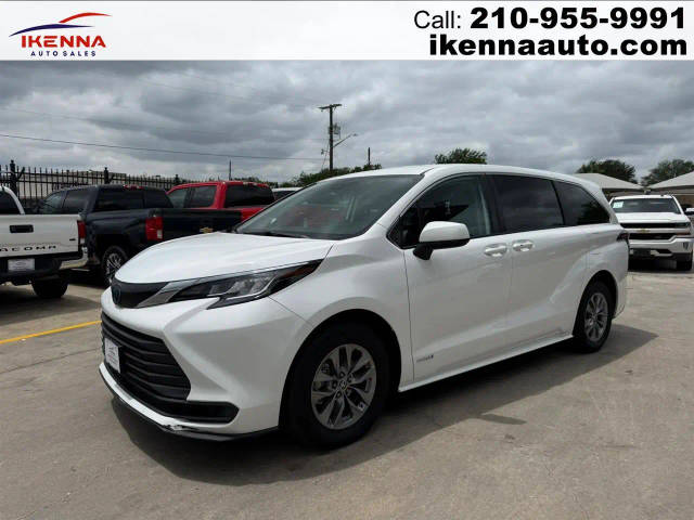 2021 Toyota Sienna LE FWD photo