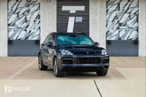 2023 Porsche Cayenne Turbo S E-Hybrid AWD photo