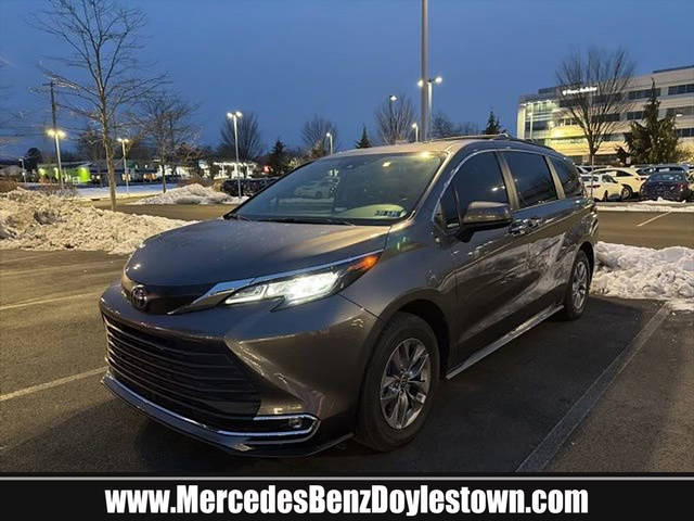 2023 Toyota Sienna XLE FWD photo