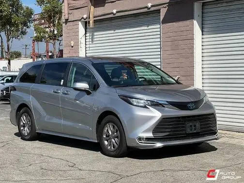 2023 Toyota Sienna XLE FWD photo