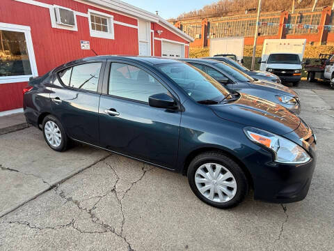 2015 Nissan Versa S FWD photo