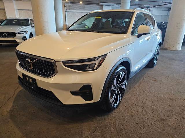 2023 Volvo XC40 Plus Bright Theme AWD photo