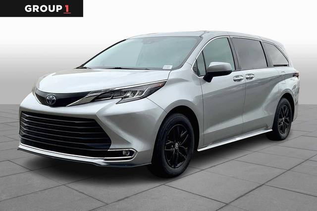 2023 Toyota Sienna XLE FWD photo