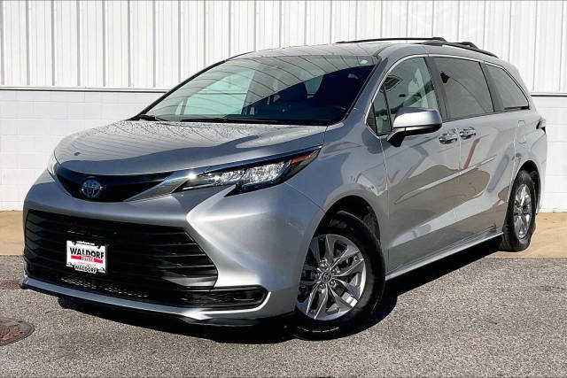 2023 Toyota Sienna LE AWD photo