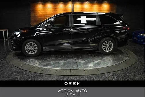 2023 Toyota Sienna XLE FWD photo