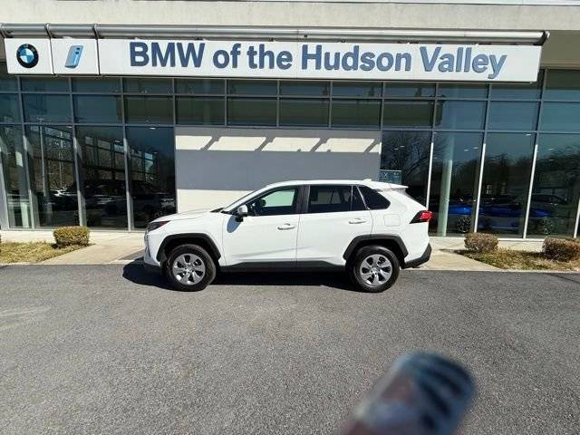 2022 Toyota RAV4 LE AWD photo