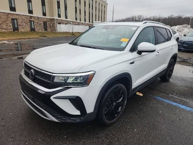 2023 Volkswagen Taos SE FWD photo
