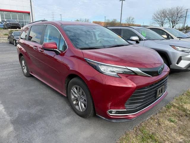 2023 Toyota Sienna XLE FWD photo