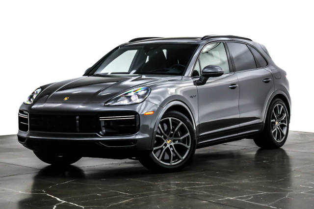 2023 Porsche Cayenne Turbo S E-Hybrid AWD photo