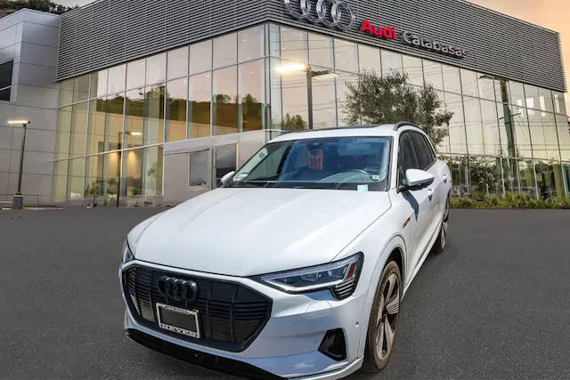 2023 Audi e-tron Premium Plus AWD photo