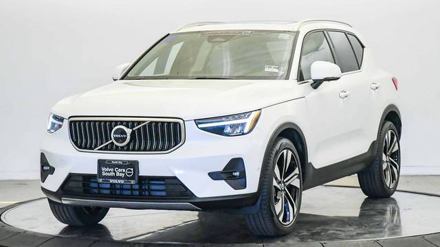 2023 Volvo XC40 Plus Bright Theme AWD photo