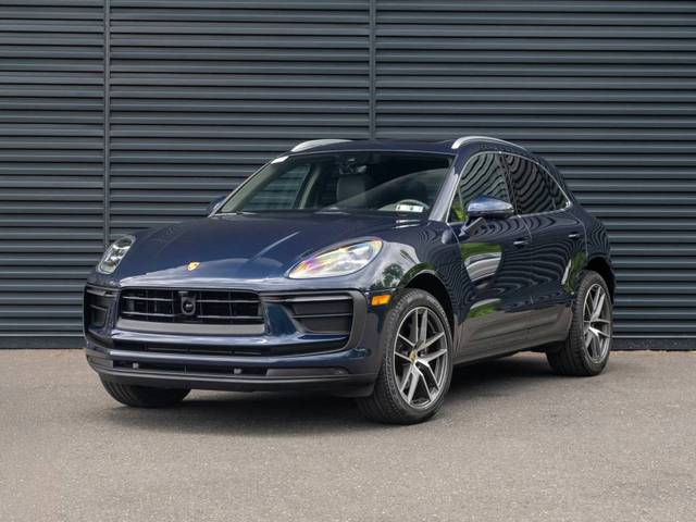 2023 Porsche Macan  AWD photo