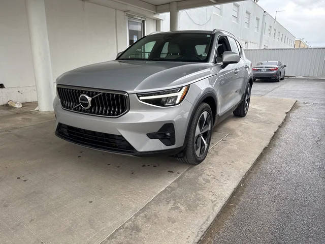 2023 Volvo XC40 Plus Bright Theme AWD photo