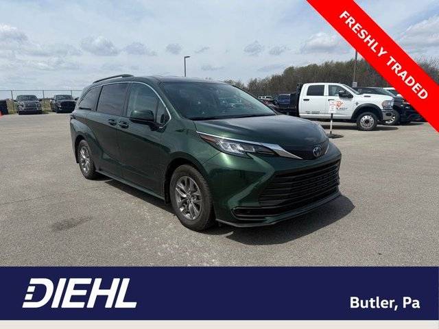 2023 Toyota Sienna LE AWD photo