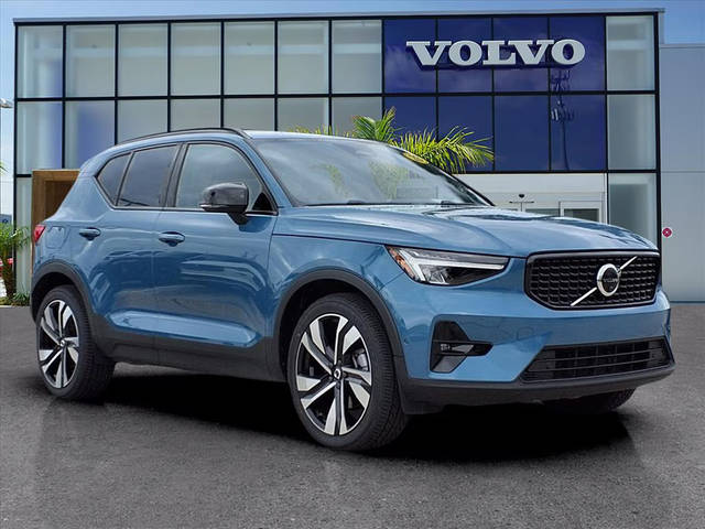 2023 Volvo XC40 Plus Dark Theme AWD photo