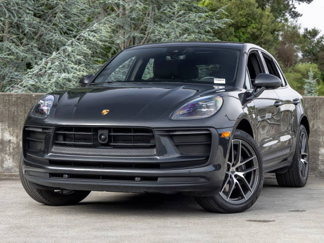 2023 Porsche Macan  AWD photo