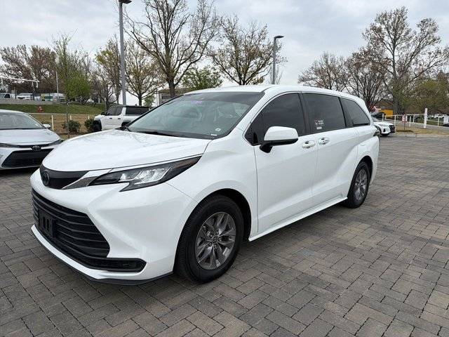 2022 Toyota Sienna LE FWD photo