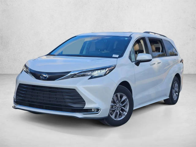2023 Toyota Sienna XLE FWD photo