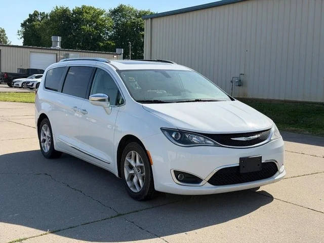 2020 Chrysler Pacifica Minivan Limited FWD photo