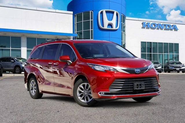 2023 Toyota Sienna XLE FWD photo