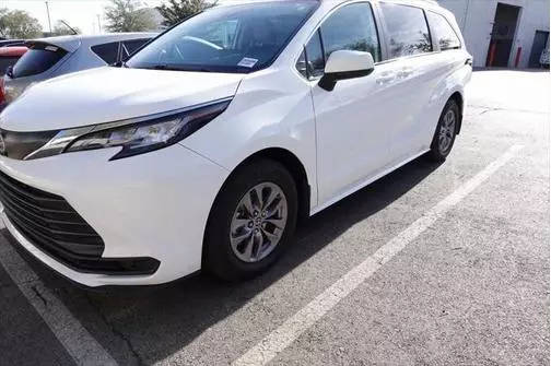 2023 Toyota Sienna LE FWD photo