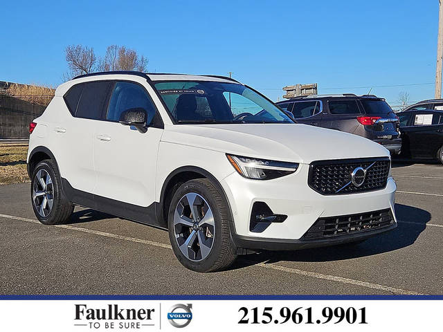 2023 Volvo XC40 Plus Dark Theme AWD photo