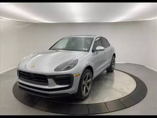 2023 Porsche Macan  AWD photo