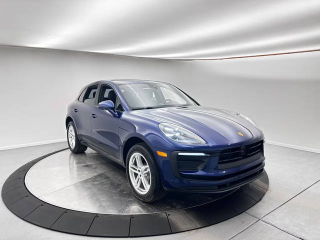 2023 Porsche Macan  AWD photo