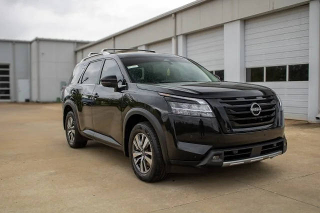 2023 Nissan Pathfinder SL 4WD photo