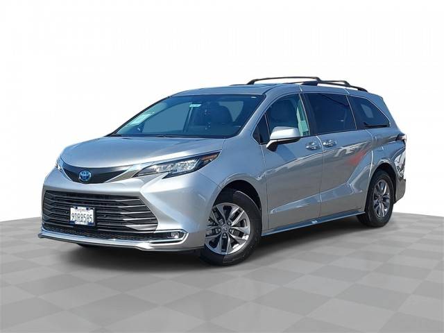 2023 Toyota Sienna XLE FWD photo