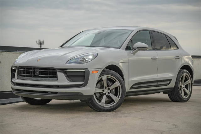 2023 Porsche Macan  AWD photo