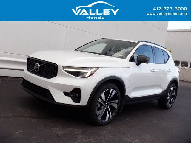 2023 Volvo XC40 Plus Dark Theme AWD photo