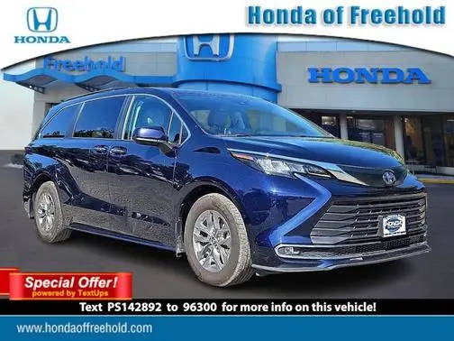 2023 Toyota Sienna XLE FWD photo