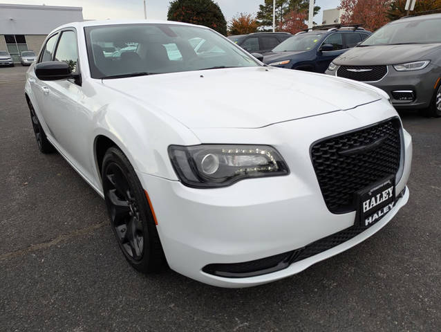 2022 Chrysler 300 Touring RWD photo