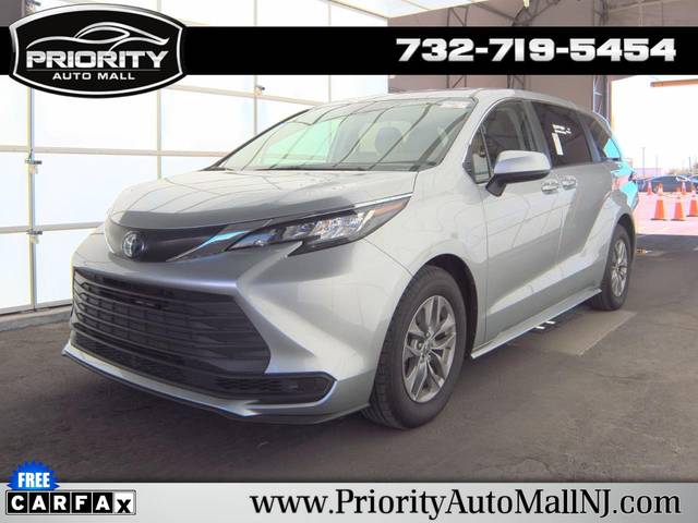 2023 Toyota Sienna LE FWD photo