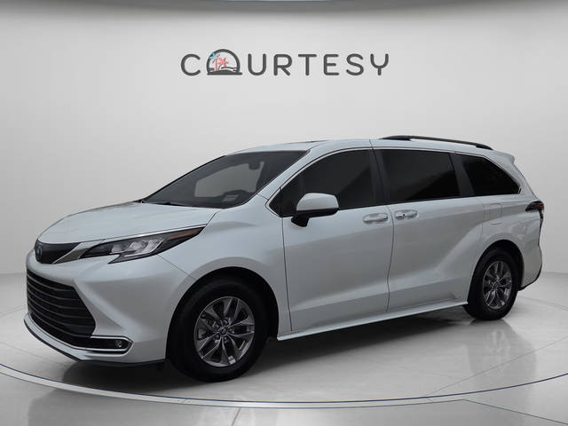 2023 Toyota Sienna XLE FWD photo
