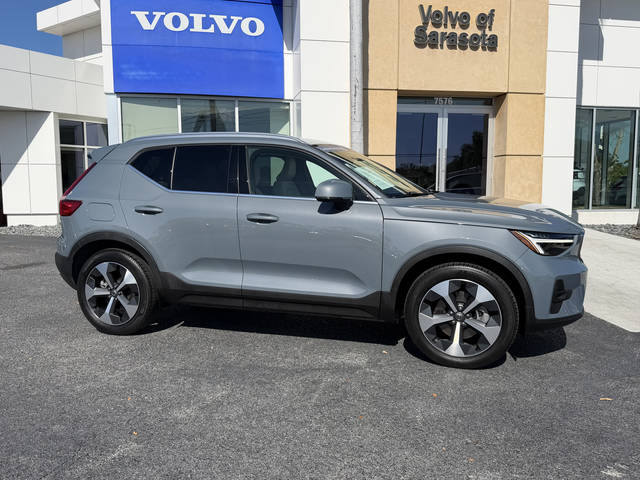2023 Volvo XC40 Plus Bright Theme AWD photo