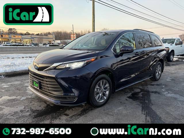 2023 Toyota Sienna LE FWD photo