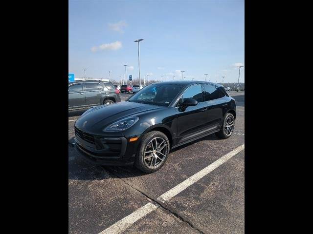 2023 Porsche Macan  AWD photo