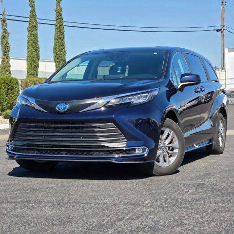 2023 Toyota Sienna XLE FWD photo