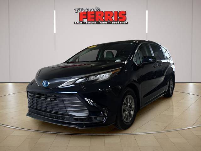 2023 Toyota Sienna LE AWD photo