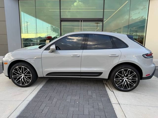 2023 Porsche Macan  AWD photo